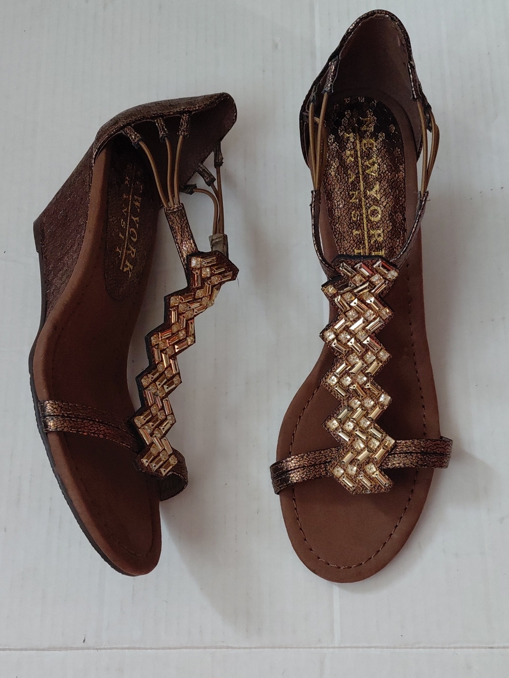 NEW York Transit Womens Size 11 M Wedge Sandals Metallic Bronze T-Strap